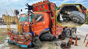 Аварийный Ремонт грузовика Авария Тяжелого грузовика Сломанные Листовые Рессоры Отказ тормоза