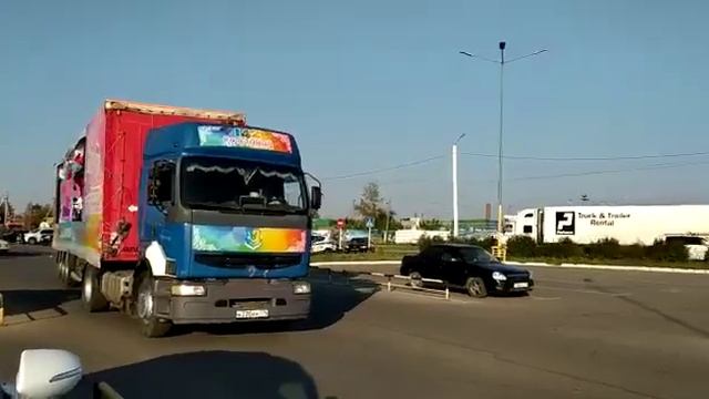 Караван праздника приехал к ТРЦ Kostanay Plaza. На сцене биг-бенд и артисты филармонии. Звучит джаз