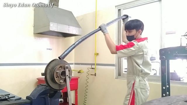 TUTORIAL LENGKAP GANTI BEARING RODA DEPAN AVANZA DI BERES TOYOTA смотреть онлайн