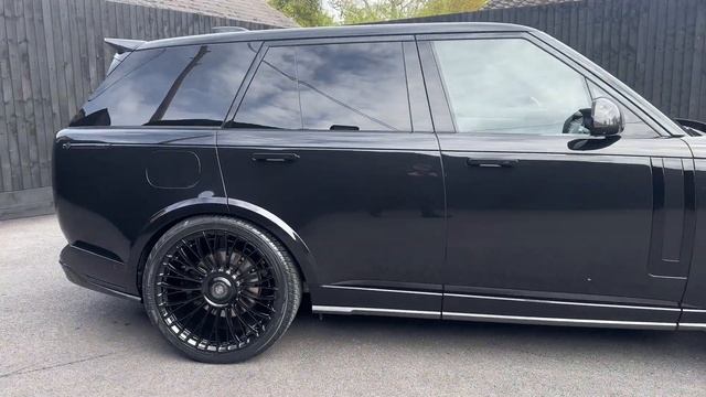 RANGE ROVER L460 FIRST EDITION SANTORINI BLACK P525 URBAN KIT - HWM смотреть онлайн