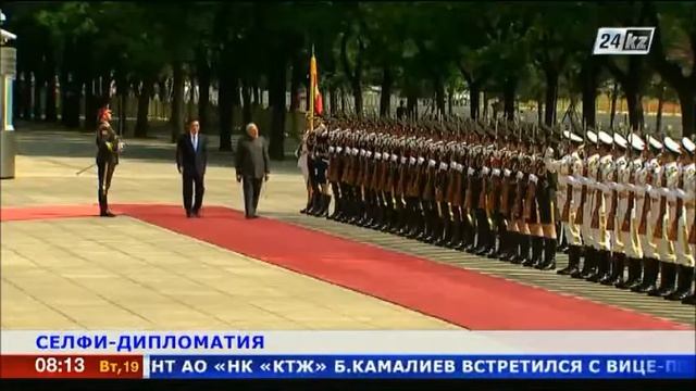 Үндістан премьер-министрі Қытайдың премьерімен селфи жасады смотреть онлайн