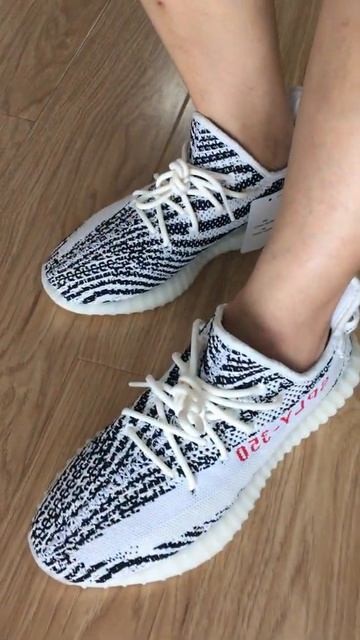 PK God Exclusive Yeezy 350 V2 Zebra смотреть онлайн