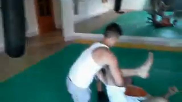 Проход под рукой при захвате за предплечья