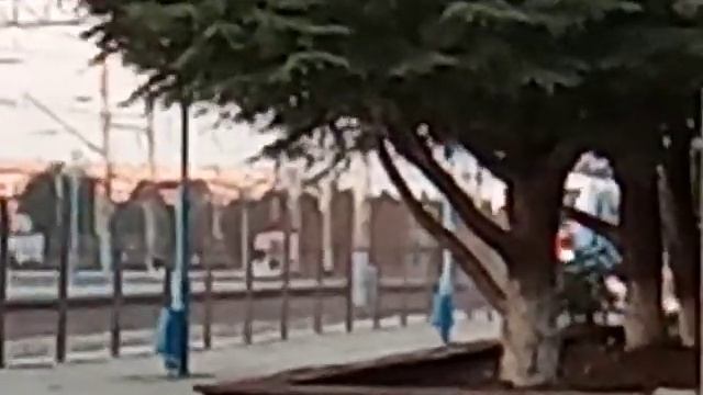 Вечерний электропоезд ЭП2Д заходит на станцию Евпатория - Курорт КЖД (ЮППК) 2020