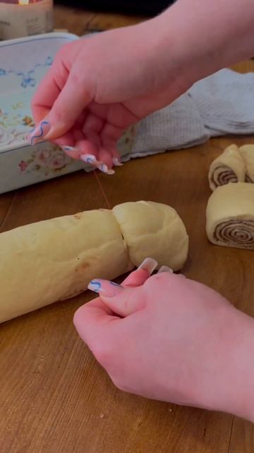 Синнабоны — булочки этой весны🫶#синнабон #булочки #выпечка #тесто #сладкое #рецепт #корица смотреть онлайн