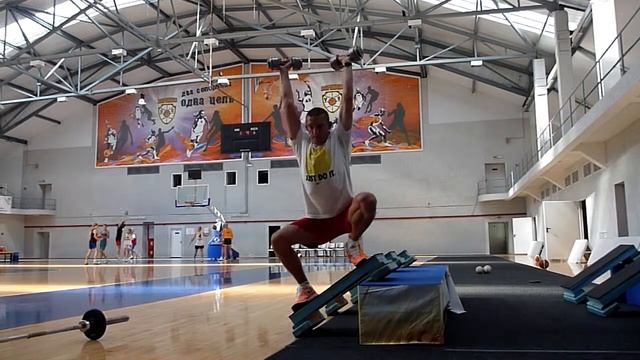 присед на наклонной гантели вверху смотреть онлайн