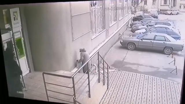 У Сумах під «Євробазаром» обікрали автівку