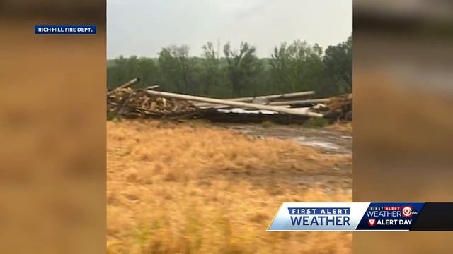Tornado causes damage near Rich Hill, Missouri смотреть онлайн
