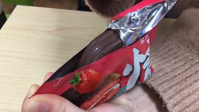 초코파이 한정판 딸기초코파이를 먹어보다!!｜배고프니? 들어와 смотреть онлайн