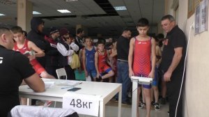 Взвешивание борцов до 38 кг.