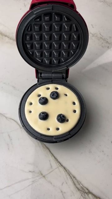 Mini waffles 😍 #waffle #chocolate #shorts смотреть онлайн