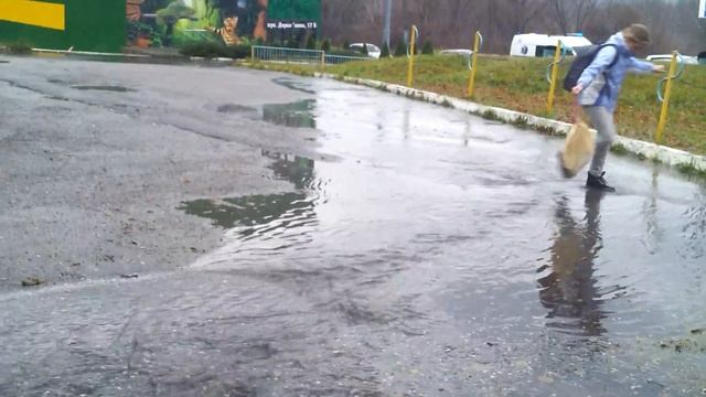 Вода подымает люк.