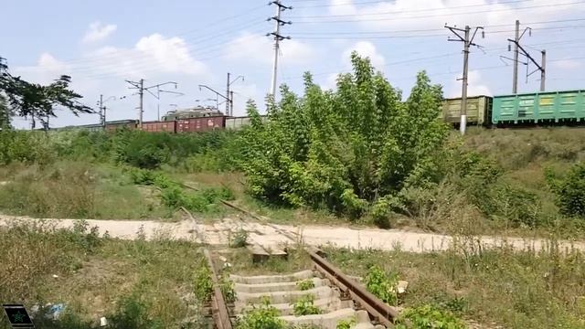 ВЛ80Т-874, ВЛ60К-404 с составом полувагонов смотреть онлайн