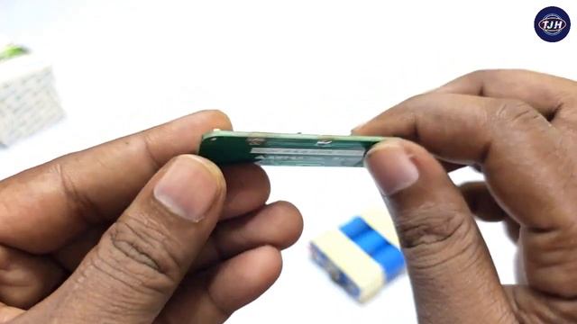18650 cell se 12 volt ki battery kaise banaye || how to make 12v battery with 3.7v battery смотреть онлайн