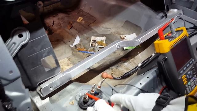 Hybrid Vehicle checking the 2 phases on a Fluke 196C Labscope смотреть онлайн