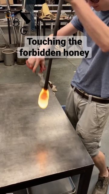 Slapping molten glass #shorts #glass #glassblowing #glassblower #art #artist смотреть онлайн