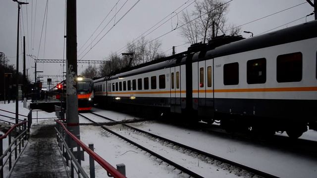 Встреча двух электропоездов ЭП2Д-0136 и ЭП2Д-0121 на станции Дегунино смотреть онлайн