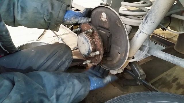 шеви нива ,классика меняю торм цилиндр колодки и трос ручника часть 1 смотреть онлайн