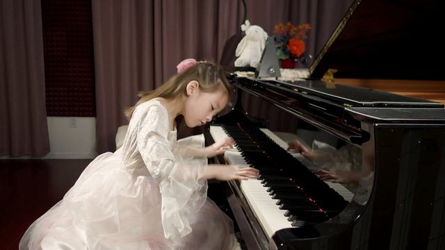 Chloe(7 yrs) plays I Spy by Melody Bober | RCM piano repertoire grade 2 смотреть онлайн