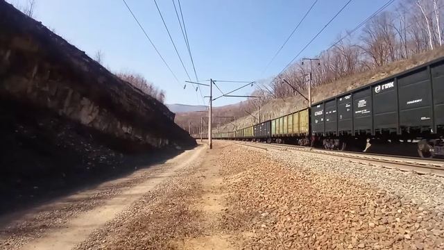 Спустился с сопки. Квартет 2ЭС5К-185/188 "Ермак" с грузовым поездом и приветливой бригадой смотреть онлайн
