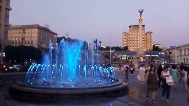 Поющие фонтаны на Майдане Независимости. Прогулки по Киеву. смотреть онлайн