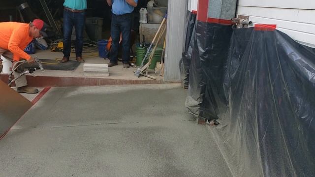 Graco T-Max spraying concrete/Asphalt resurfacer смотреть онлайн