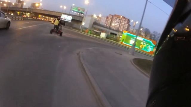 На квадрике по городу смотреть онлайн