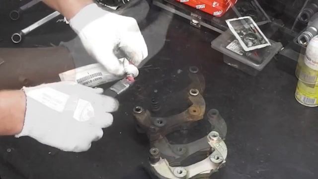 Лада Калина. Замена скобы суппорта переднего тормозного механизма.