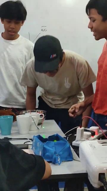 Voltaic Cell Experiment Using Zinc, Copper And Salt Water (boys Ver.)