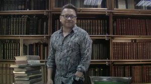 Девочке три, она едет у папы на шее...