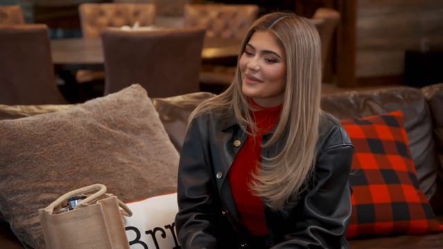 Kendall & Kylie's Secret Santa Gifting | Season 20 | Keeping Up With The Kardashians смотреть онлайн