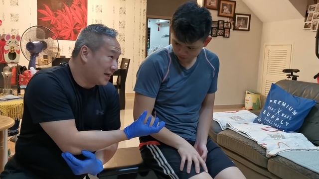 Mid-night Master Chris Leong was called upon to give Tit Tar for an emergency shoulder dislocation смотреть онлайн
