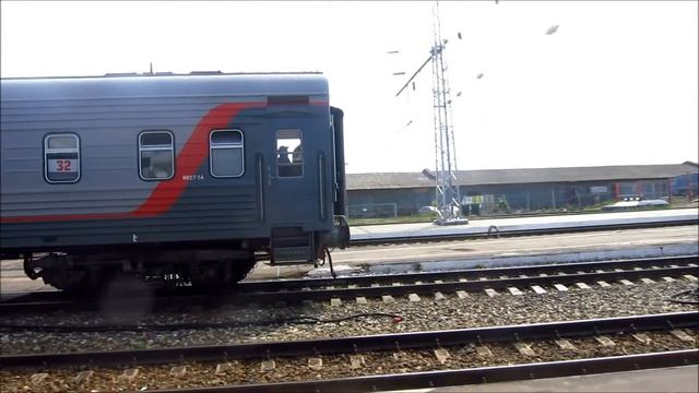 Смена локомотива с ЧС4Т-372 на ЧС4Т-451 и отцепка прицепных вагонов, ст. Киров смотреть онлайн