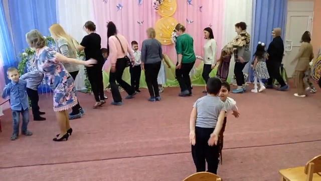 Танец с мамой на 8 марта "Мы по кругу идём" подготовительная группа √4 "Звёздочка" смотреть онлайн
