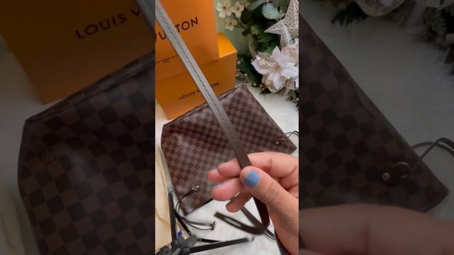 What fits in my LV Neverfull MM 🤎 #louisvuitton #neverfullmm #lvneverfull #louisvuittoncollection смотреть онлайн