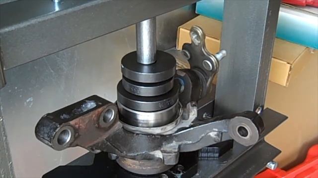How to replace front wheel bearing - 1998 Toyota Sienna смотреть онлайн