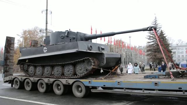 Tiger на пл.Куйбышева 7 ноября Парад Памяти 2014