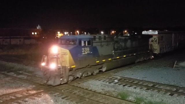 CSX O739 slowly crawls over the diamond in Plant city. FL смотреть онлайн