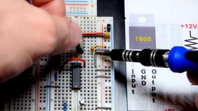 7805 5V powered 74HC14 hex inverter schmitt trigger output IC controlling 12V LEDs load with 2N3904 смотреть онлайн
