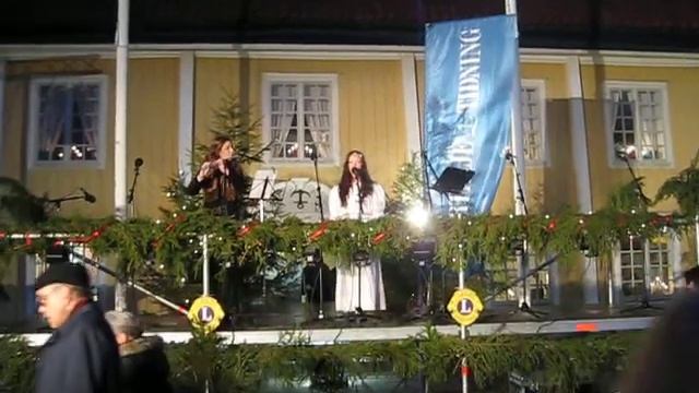 Sofia sjunger solo på stora torget i Norrtälje. смотреть онлайн
