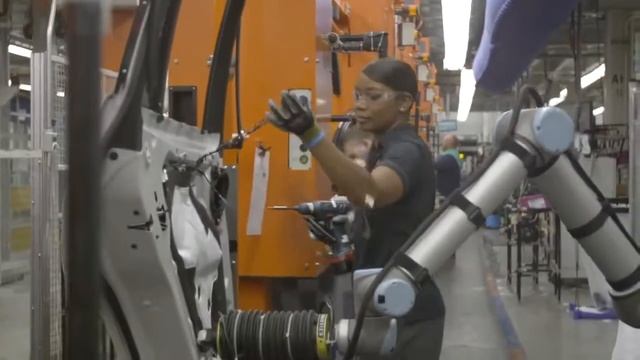 Another showcase of our Rhino's Charging through the BMW plant! смотреть онлайн