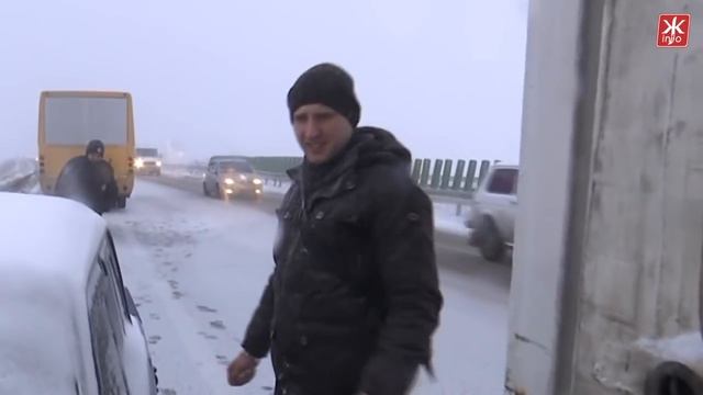 На трасі Київ-Чоп у Житомирській області зіштовхнулися ВАЗ, вантажівка та автобус, є потерпілий смотреть онлайн