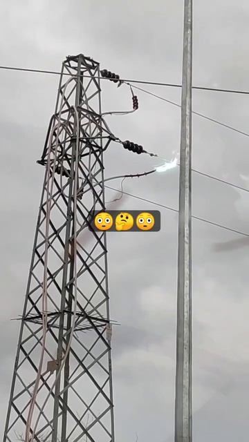 high voltage sparking🔥😱in transmission line😱 हाय व्हो्टेज स्पर्किंग महापारेषण लाईन#viral #shorts смотреть онлайн