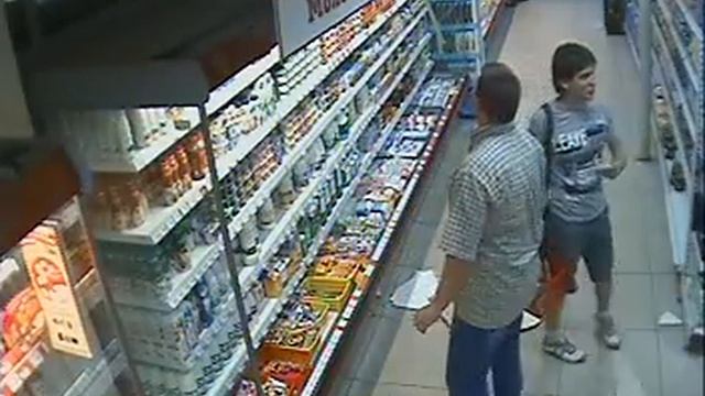 Кошка решила попить молочка на халяву. смотреть онлайн