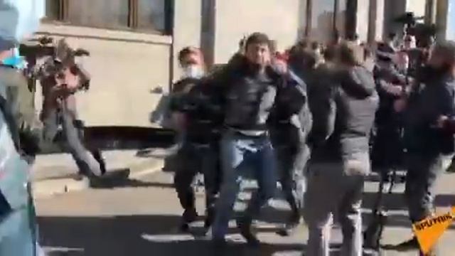 Вот как проходят задержания площади Свободы куда вышли недовольные подписанием заявления по Карабах смотреть онлайн