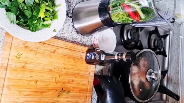КУРИНАЯ ОКОРОЧКА С РУМЯНОЙ КАРТОШКОЙ И ЗЕЛЁНЫМ СОУСОМ.ВКУСНЯТИНА. смотреть онлайн