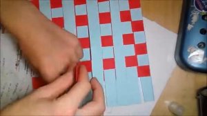 Оригинальная салфетка или подставка из полосок бумаги.