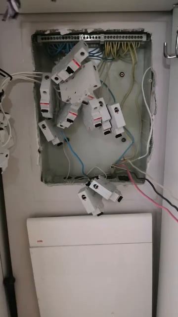 Шкаф под током #Жесть #стройка #электрикавдоме #опасно #рукожопы #ремонт #автоматы #электрощит