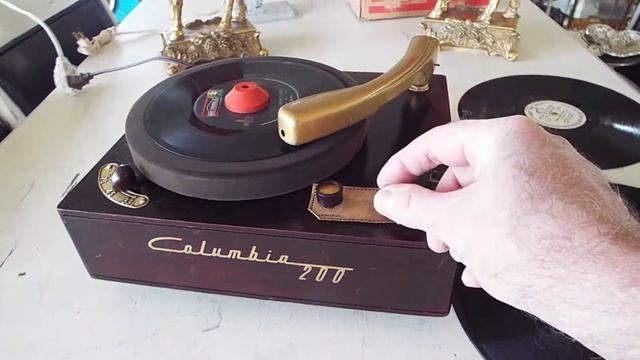 Columbia 200 3 speed mono record player Circa 1854 playing a 45 record смотреть онлайн