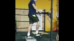 Подъем колена с гирей на носке